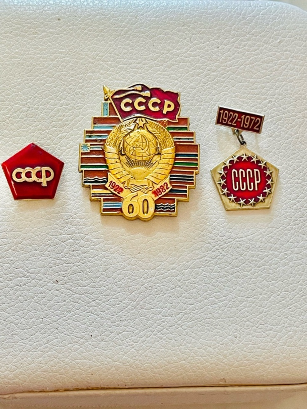 VTG LOT OF 3 Soviet Era 60 Years USSR
BADGES PINS PROPAGANDA